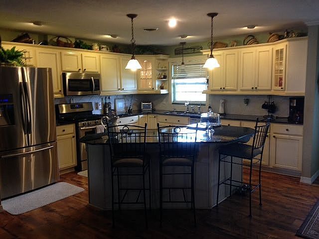 1st image of 835 E Richland Ave