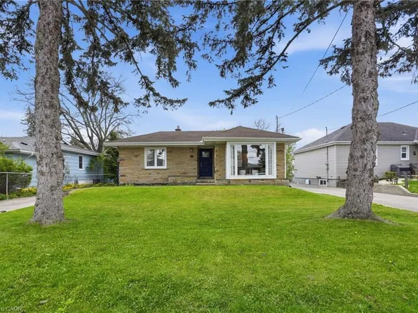 23 McMaster Ave, Hamilton, ON L9H 4M6