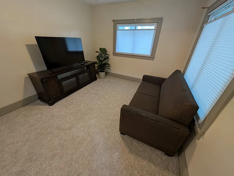 1809 S Summit Ave — Photo 3