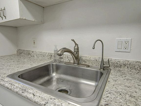 5th image of 600 SW 2nd Ave APT 240