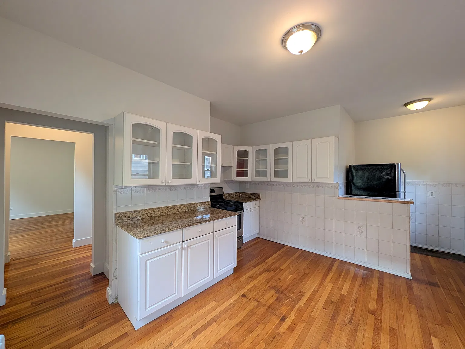3 bed, 1000 sqft, $3,300 — Photo 2
