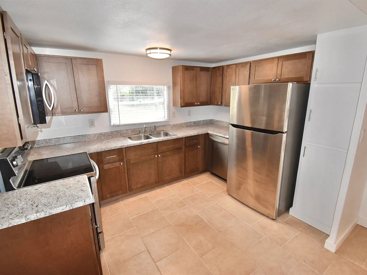 3 bed, 2.0 bath, 1104 sqft, $1,300 — Photo 4