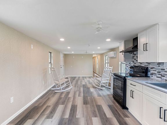 5th image of 301 Sherwood Forest Cir