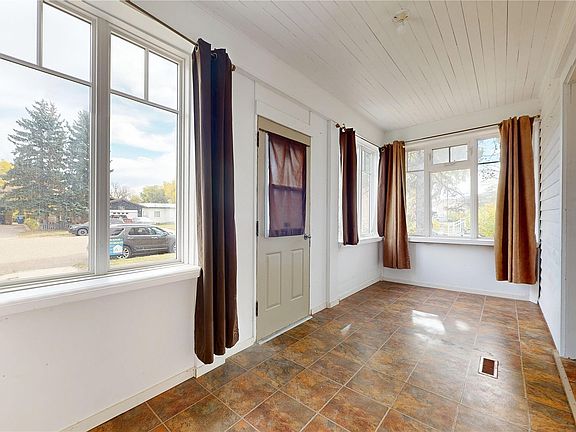 3rd image of 130 Maple Avenue N