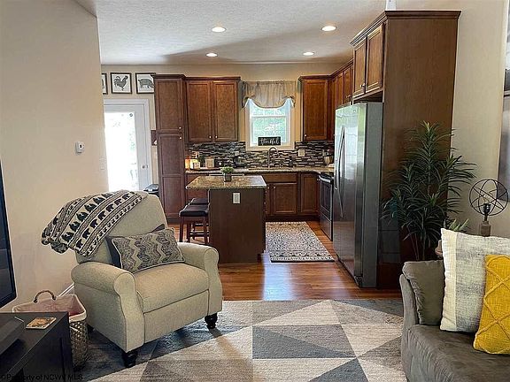 2nd image of 72 Brownstone Dr