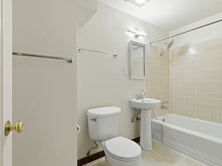 The Highland Arms Apartments — Photo 15