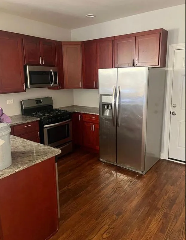 3 bed, 1.0 bath, 1275 sqft, $1,800 — Photo 2