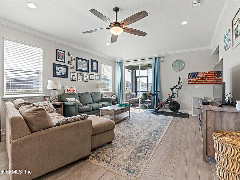 21 Creekmore Dr — Photo 10