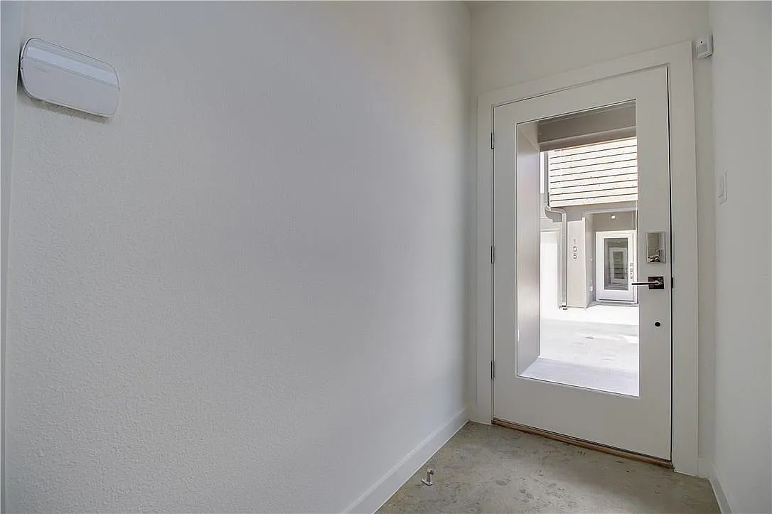 3 bed, 3.5 bath, 1800 sqft, $3,475 — Photo 2