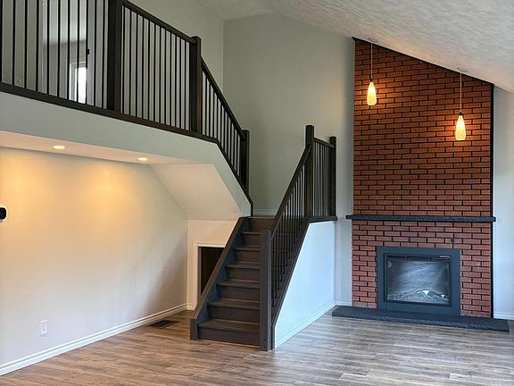 3rd image of 444 Lansdowne St E