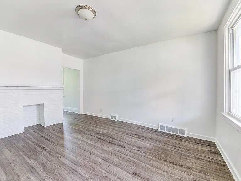 20 Sylvania Ave — Photo 2
