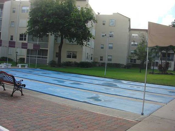 5th image of 2851 Somerset Dr APT 400