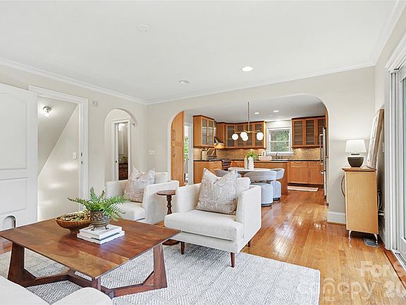 5th image of 901 Shady Bluff Dr
