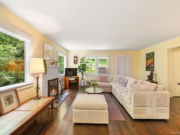 5th image of 1017 Quaker Bridge Road E