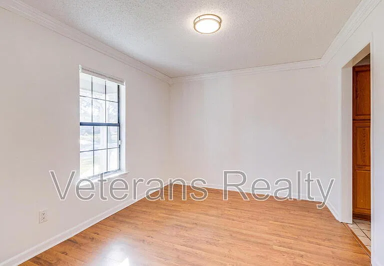 1210 Spring Dr — Photo 10