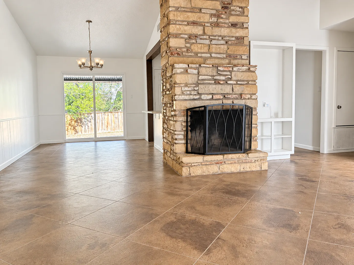 3 bed, 1393 sqft, $1,975 — Photo 4