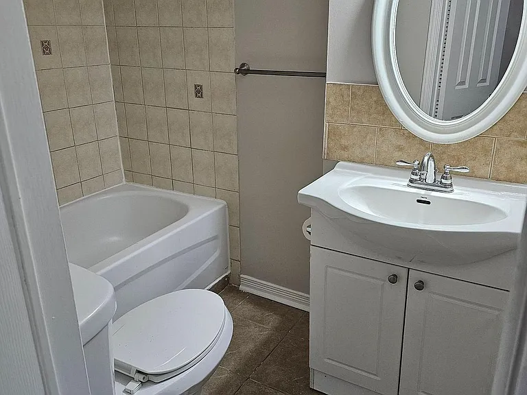 345 Queen Mary Dr — Photo 9