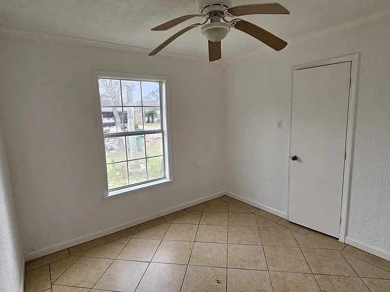 5643 Oriole St — Photo 10