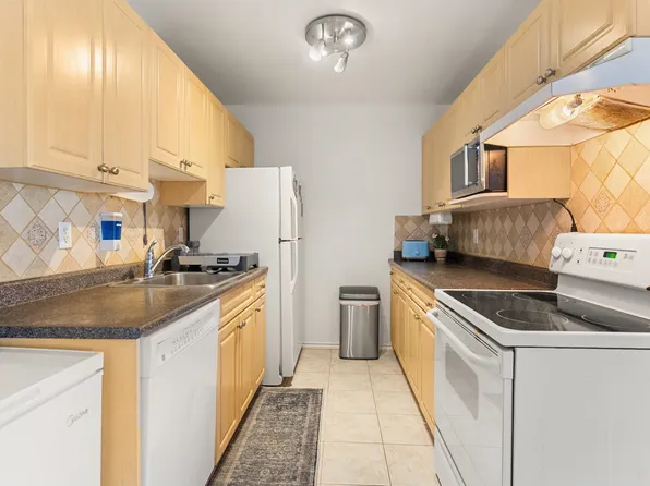 7240 Lindsay Rd #306, Richmond, BC V7C 2P5