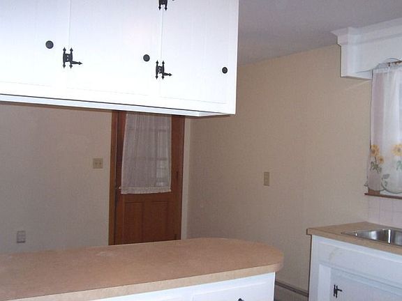 Counter seating or Eat in Table