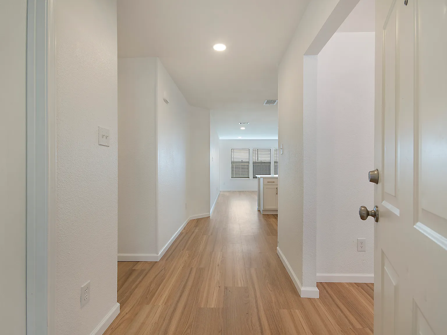 3 bed, 1369 sqft, $1,950 — Photo 2
