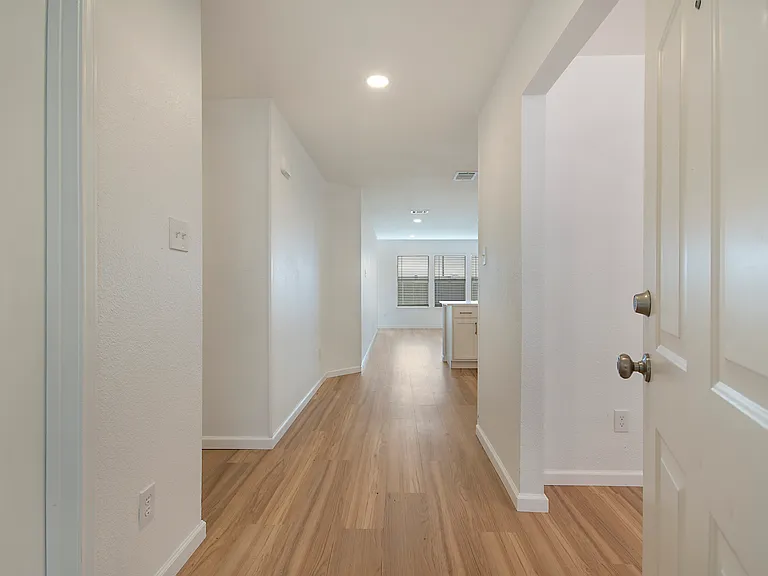 1618 Pin Oak Trl — Photo 2