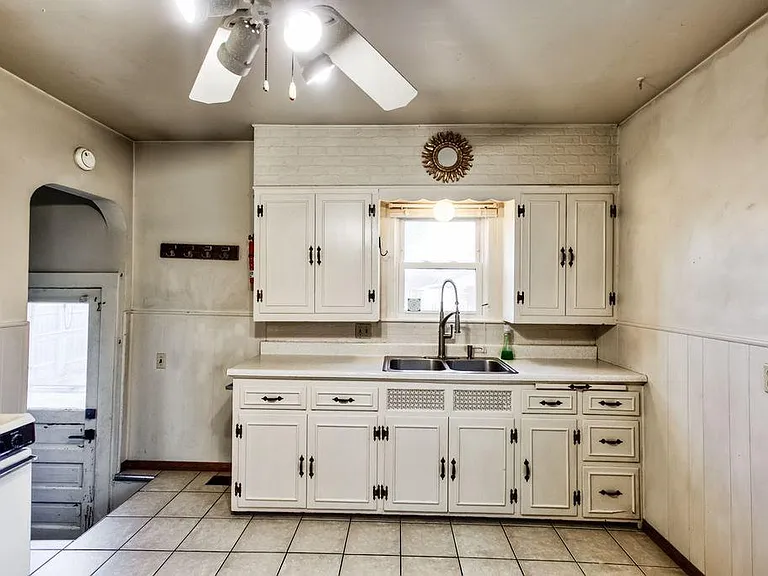 2174 Washington Ave — Photo 8