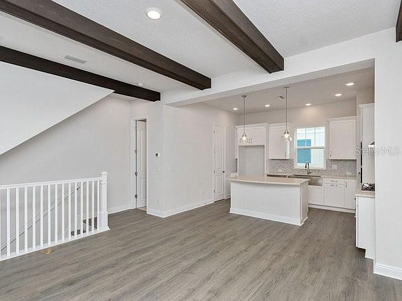 5th image of 821 Burlington Ave N