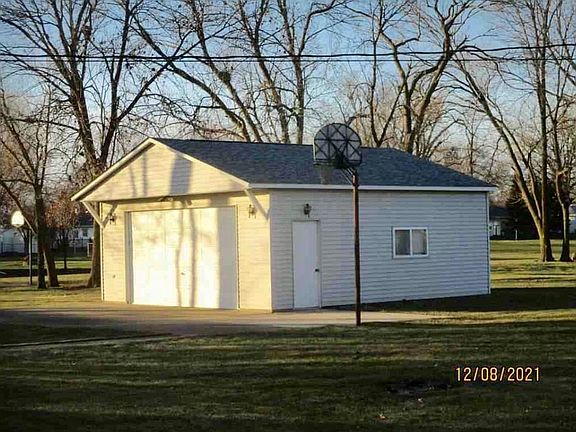 Detached back garage 