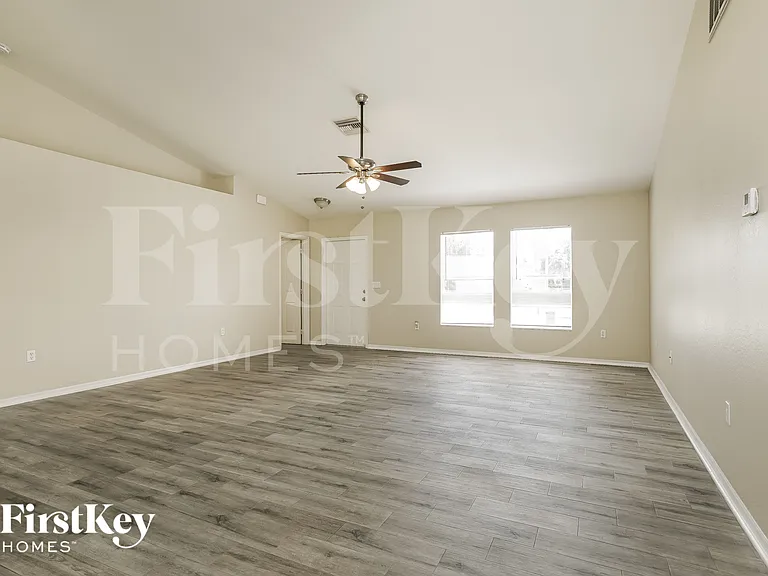 3506 NE 18th Pl — Photo 2