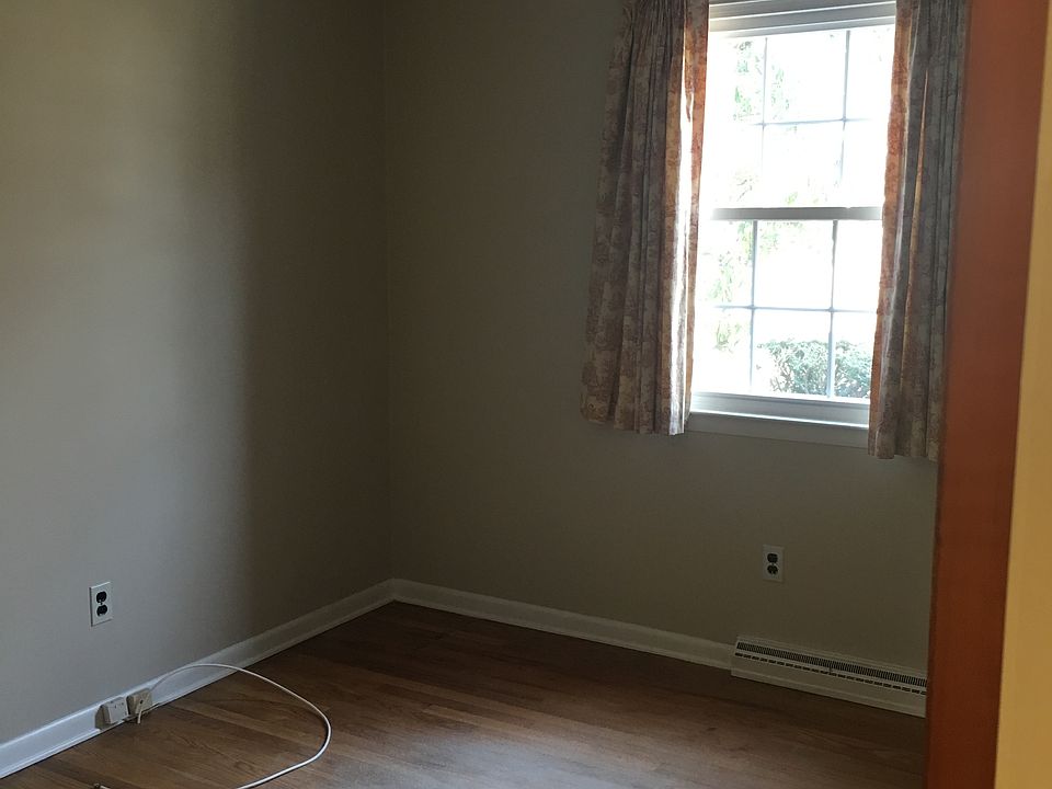 2nd image of 712 Gateway Rd