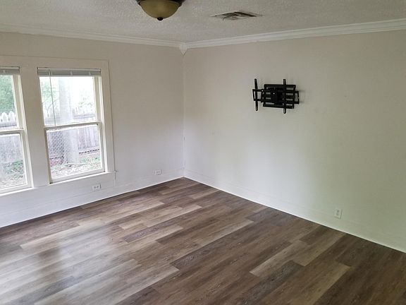 4th image of 1407 W Avenue L