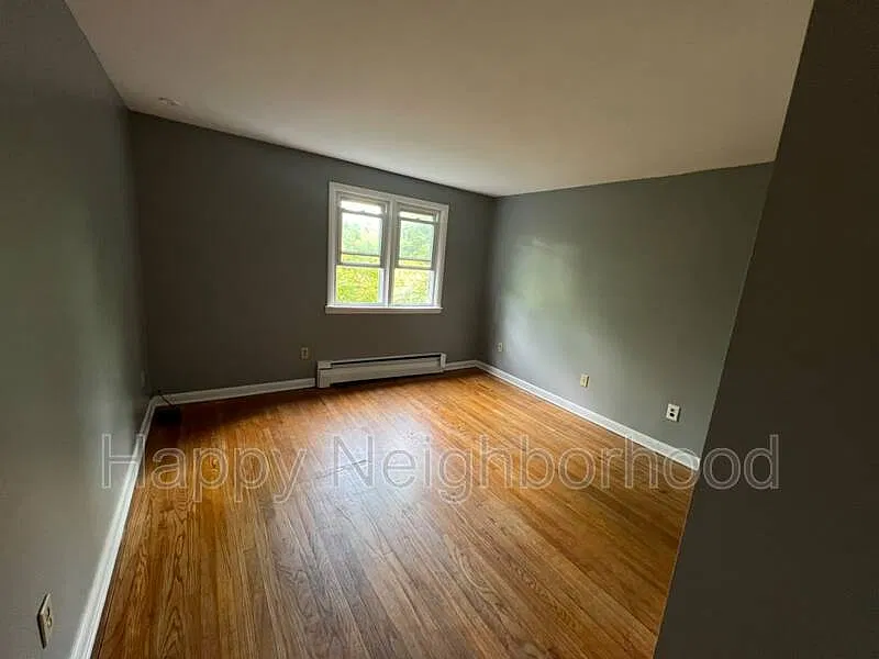 3 bed, 1.0 bath, 1100 sqft, $2,000 — Photo 2