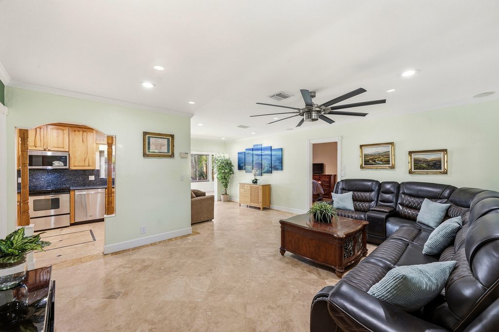 390 SE 12th Avenue, photo 3