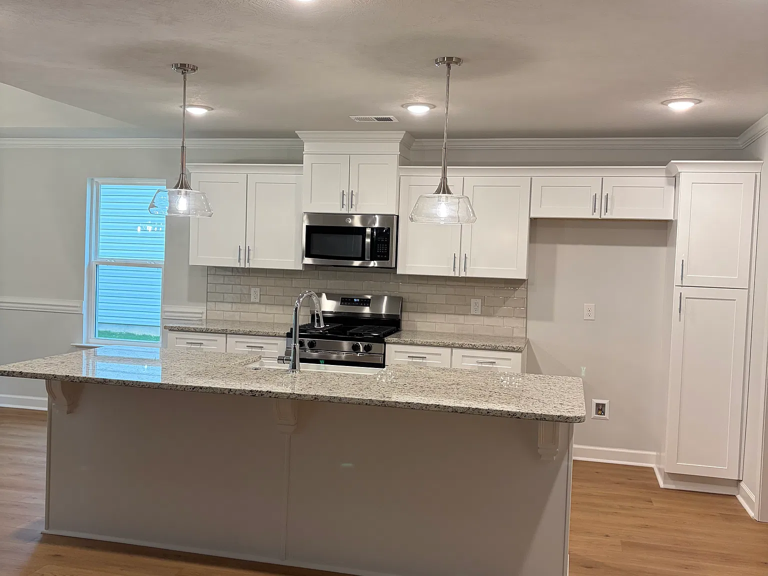 4 bed, 2.5 bath, 2200 sqft, $2,400 — Photo 2