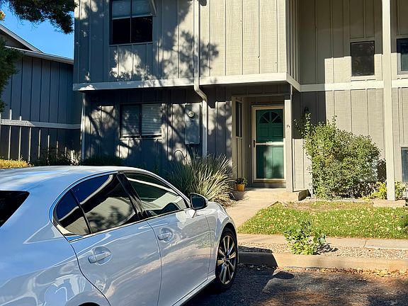 Quiet end unit with 2 front assigned parking spots