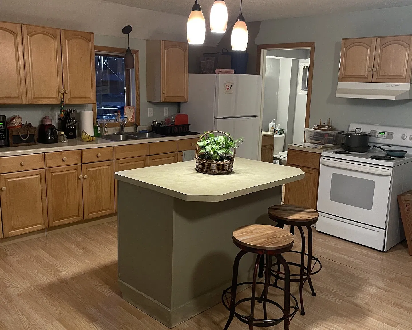 3 bed, 1000 sqft, $1,550 — Photo 1