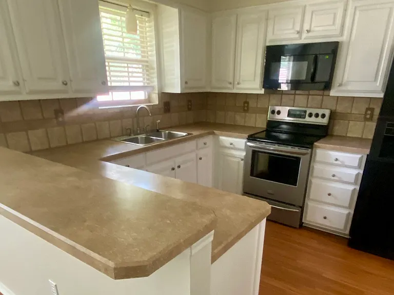1122 Kensington Ct — Photo 4