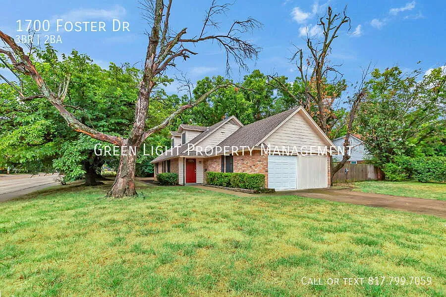 Beautifully updated 3 bedroom 2 bathroom home in a corner lot — Photo 1