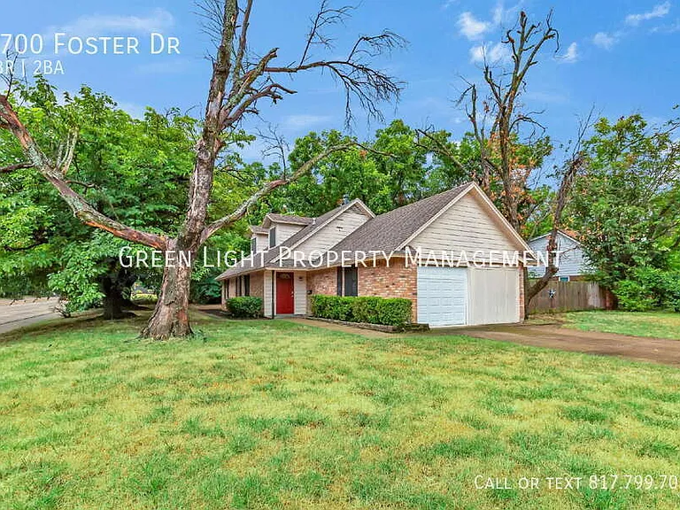 1700 Foster Dr — Photo 1