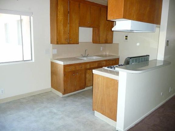 4th image of 855 N Marengo Ave APT 6