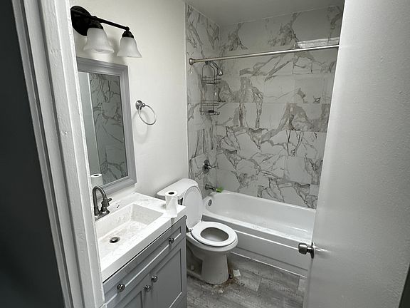 4th image of 18646 Collins St APT 17