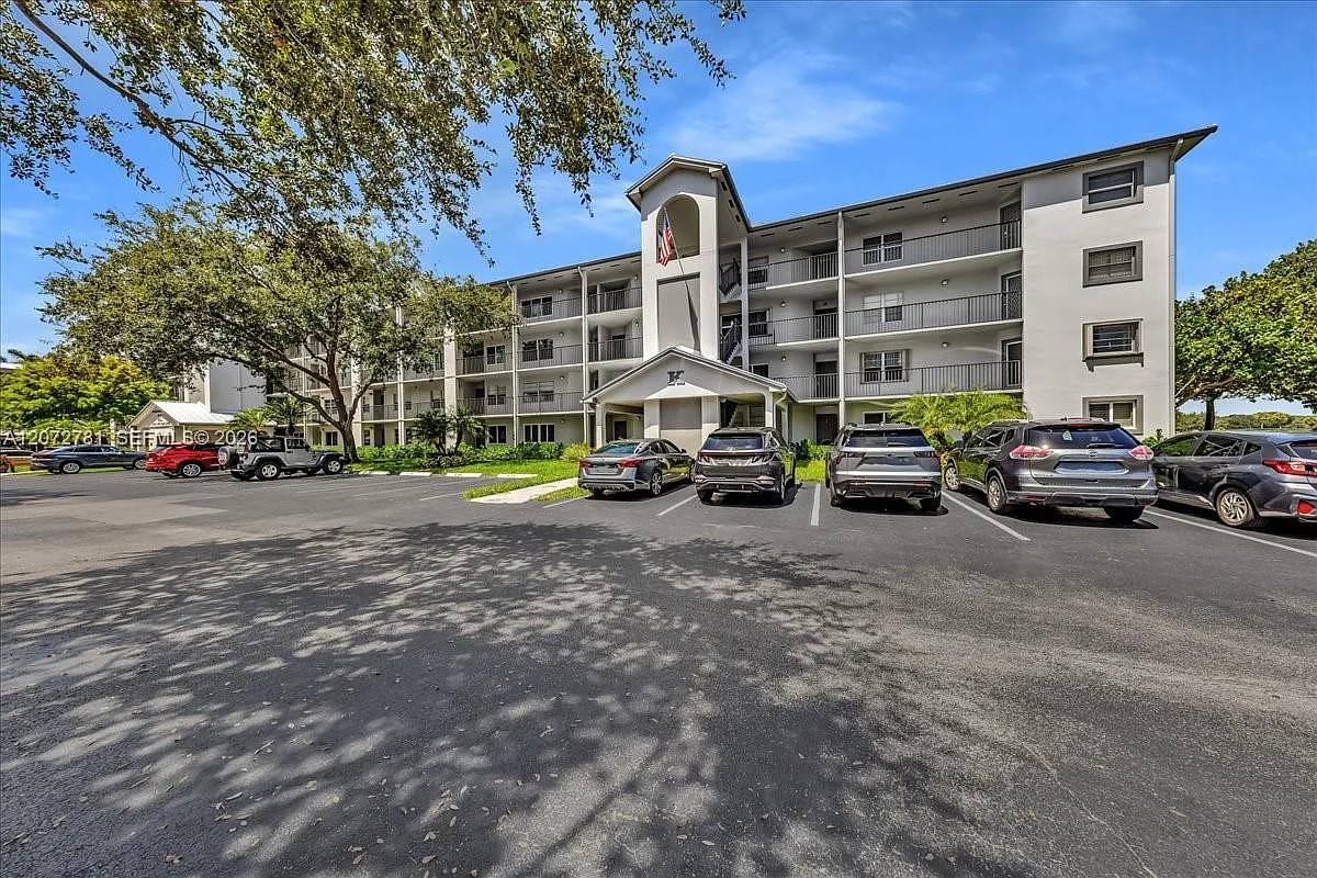 Cambridge At Century Vill — Photo 2
