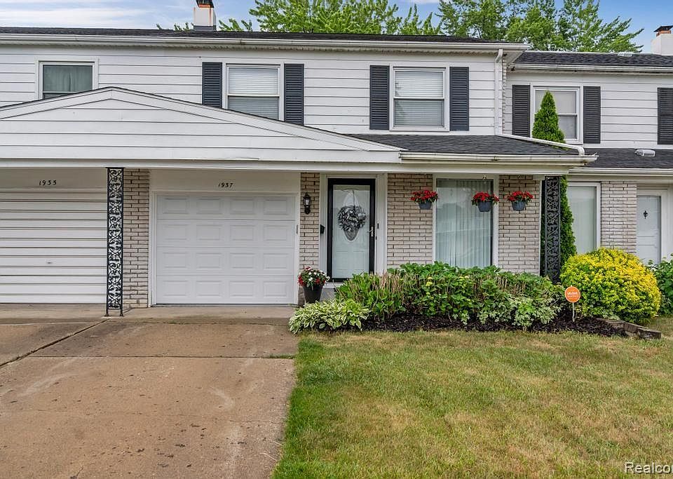 1st image of 1937 Laurel Oak Dr