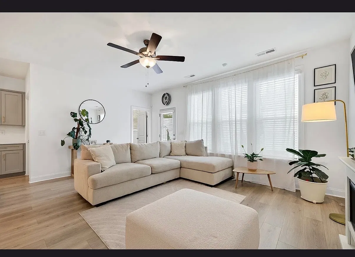 3 bed, 2.5 bath, 1996 sqft, $2,100 — Photo 3