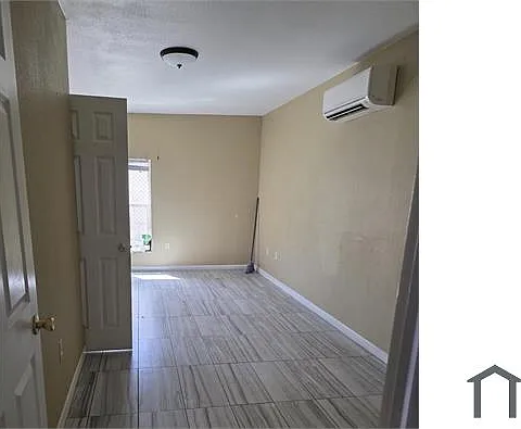 5725 E Yandell Dr — Photo 5
