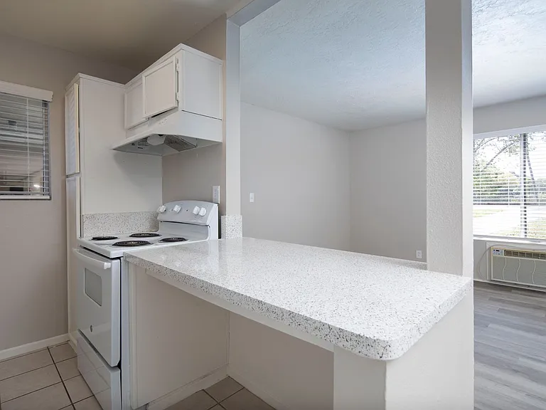 Lakeshore Villa Apartments — Photo 28