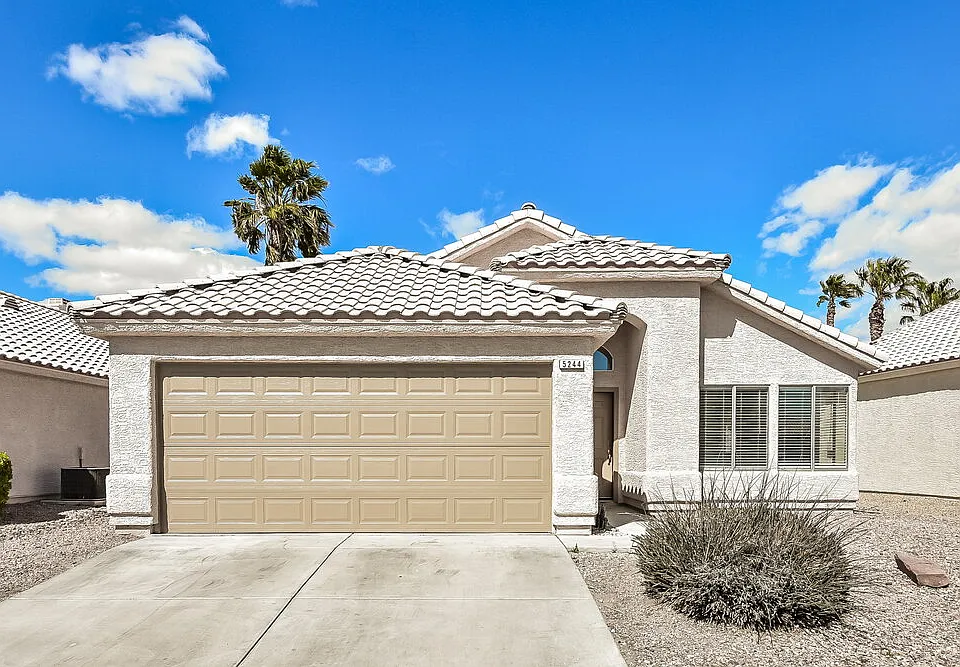 5244 Del Lago Dr