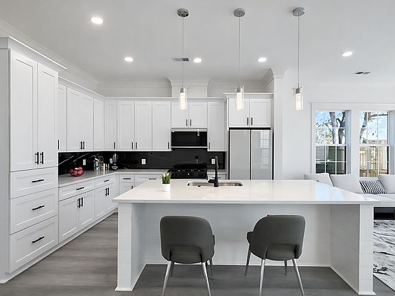 2nd image of 2031 Echo Ave
