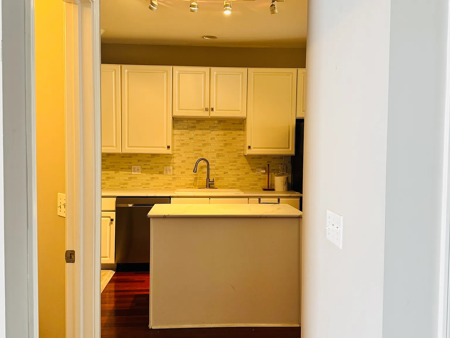 2 bed, 2218 sqft, $3,500 — Photo 4